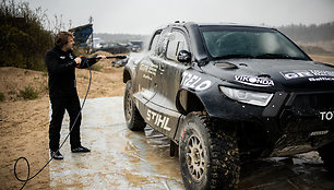 Benediktas Vanagas ir Vladas Jurkevičius išbandė Dakaro „Hilux“
