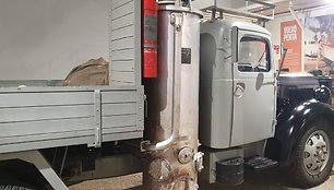 Medienos dujų generatorius prie Volvo sunkvežimio šono.