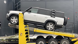 „Land Rover Defender“ iškeliavo į Barselonos uostą, iš jo plauks į Saudo Arabiją