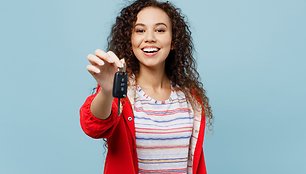 Vairuotoja rodo nuotolinį raktelį (Shutterstock nuotr.)