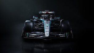 „Mercedes“ pristatė naują F1 bolidą W15