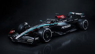 „Mercedes“ pristatė naują F1 bolidą W15