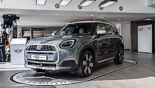Naujos kartos elektromobilis &bdquo;Mini Cooper SE&ldquo; 
