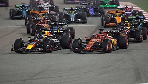 F1 lenktynes Bahreine laimėjo Maxas Verstappenas