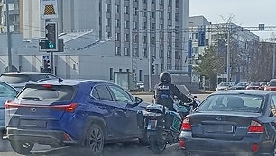 Skaitytojo nuotr.: policijos pareigūnas su motociklu Narbuto g. Vilniuje