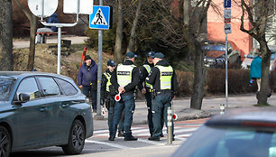 Moterų ralio dalyvės ir policija mokė teisingai pereiti gatvę