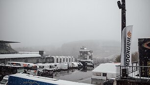 Sudėtingos oro sąlygos Spa Francorchamps trasoje prie&scaron; 12 val startą
