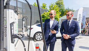 &bdquo;Eleport&ldquo; Kauno "Akropolyje" atidarė elektromobilių įkrovimo stotelių parką 