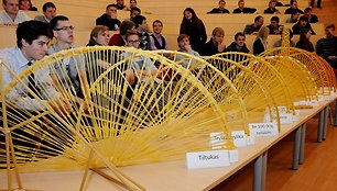 VGTU studentų tiltas iš makaronų atlaikė 122 kilogramų svorį