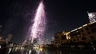 Dubajui laimėjus teisę rengti „Expo 2020“, aukščiausią pasaulio pastatą Burj Khalifą nušvietė fejerverkai.