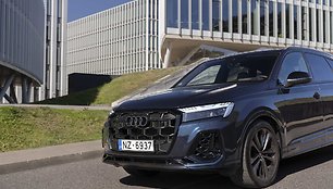 Hibridinis iš tinklo įkraunamas „Audi Q7“ 