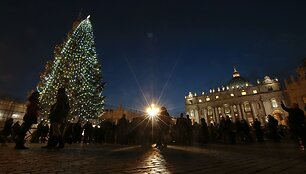 Vatikane įžiebta &bdquo;tarptautinė&ldquo; Kalėdų eglė