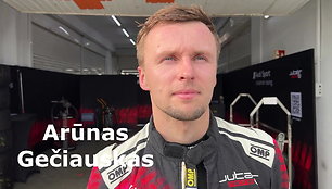 jonas-karklys-ir-arunas-geciauskas-kaip-sekesi-kvalifikacijoje-uz-ka-bauda-fia-motorsport-games-gt