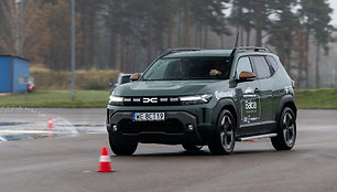 Lietuvos metų automobilis 2025 m.: testai ant šlapių dangų