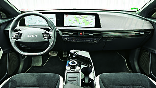 Kia EV6 Geras kinas: du 12,3 colio įstrižainės ekranai su nuostabia grafika rodo daug informacijos. De&scaron;inėje esantis liečiamasis ekranas turi ai&scaron;kų ir logi&scaron;ką parinkčių i&scaron;dėstymą.