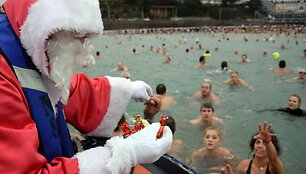 Golfo srovės &scaron;iluma leidžia prancūzams 2014-uosius pasitikti jūroje