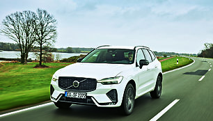 „Volvo XC60“ testas su „Auto Bild“. Išorės pakeitimai labai subtilūs, tad ne iškart krenta į akis. Atnaujintą modelį išduoda kitokio dizaino rūko žibintų forma