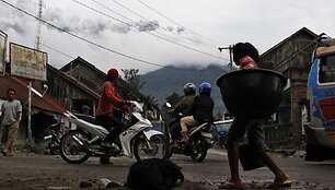 Indonezijoje i&scaron;siveržė Sinabungo ugnikalnis 2014 m. sausio 04 d. 