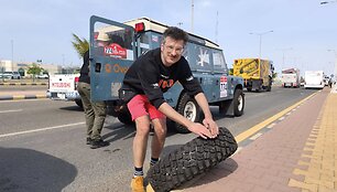 Dakaro automobiliai Džedos uoste i&scaron;krauti i&scaron; kelto, Karolio Rai&scaron;io ir Igno Daunoravičiaus Land Rover