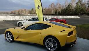 Ferrari 812 Superfast variklis yra priekyje, o i&scaron;metimo sistema baigiasi gale. (Y.Leclercq, Wikimedia(CC BY-SA 4.0)