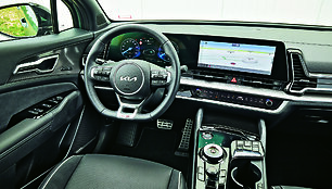 KIA Sportage. Puikią grafiką turintis liečiamasis ekranas yra per toli nuo vairuotojo.
