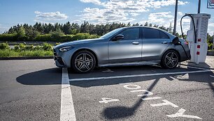 I&scaron; tinklo įkraunamas hibridinis C klasės Mercedes-Benz (Gamintojo nuotr.)