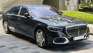 Z223 Mercedes-Maybach S-Class gali apsisukti gana siauroje erdvėje, jei tik turi galinius vairuojamus ratus. (Damian B Oh, Wikimedia (CC BY-SA 4.0)