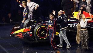&bdquo;Oracle Red Bull Racing&ldquo; F1 komandos automobilis, Liamas Lawsonas ir Maxas Verstappenas