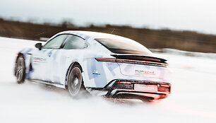  &bdquo;Porsche Taycan GTS&ldquo; driftas Suomijoje