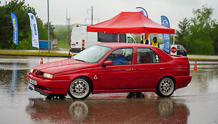 Istorinių automobilių festivalis Utenos kra&scaron;to keliais