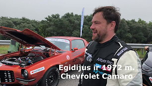 zuviukas-nemo-traukiantis-aki-ir-draskantis-asfalta-1972-m-chevrolet-camaro-ir-charizmatiskas-j-seimininkas