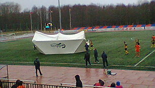 Gargžduose vėtra per futbolo varžybas nupūtė palapinę