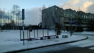 Vėjas sugriovė autobusų stotelę Pilaitėje