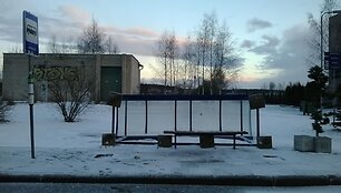 Vėjas sugriovė autobusų stotelę Pilaitėje