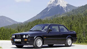 BMW E30 originaliai yra gana auk&scaron;tas, bet tokie tais laikais buvo prakti&scaron;kai visi kasdieni&scaron;ki automobiliai (gamintojo nuotrauka)