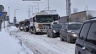 Eismas &Scaron;iauliuose, dėl sniego stoja vilkikai