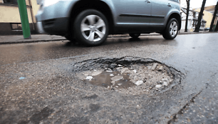 Kai kurias po žiemos gatvėse atsivėrusias duobes savivaldybės rangovai &scaron;į pavasarį jau tvarko po antrą ir trečią kartą.