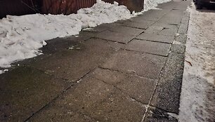 Lijundra &scaron;aligatvius padengė ledu