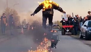 Rytis Rafaelis Mežonis užfiksavo ekstremalų rekordą, važiuodamas motociklu