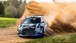 Vaidotas Žala su Ugniumi Vainevičiumi ir naujausios kartos &bdquo;&Scaron;koda Fabia RS Rally2&ldquo; 