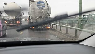 Užblokuota M.K.Čiurlionio tilto juosta Kaune kovo 26 d. rytą