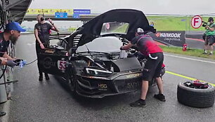 kodel-sustojo-lyderiu-juodoji-audi-gt3