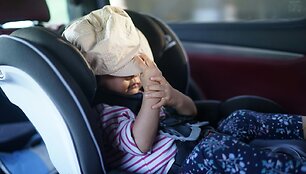Vaikiška automobilinė kėdutė kaitrią dieną gali įkaisti net iki 80 laipsnių šilumos