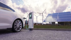 Įkraunamas baltas elektromobilis (Shutterstock nuotr.)