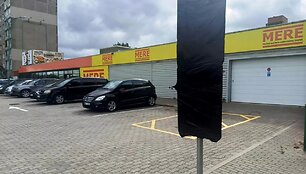 Mokamą parkavimą žymintys ženklai &scaron;iuo metu uždengti. Edgaro Valecko nuotr.