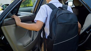 Moksleivis lipa į automobilį