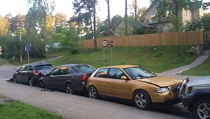 Sostinės Mokyklos gatvėje apdaužyti penki automobiliai