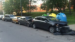 Sostinės Mokyklos gatvėje apdaužyti penki automobiliai