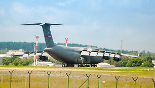 JAV karinis lėktuvas &bdquo;Lockheed C-5 Galaxy&ldquo; atgabeno karinę techniką į tarptautines pratybas &bdquo;Kardo kirtis 2014&ldquo;