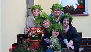 Konkursas &bdquo;Joninių vainikas&ldquo;. Joninės Ki&scaron;kėnų kaime, merginos su paparčių vainikais.
